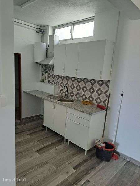 Garagem com wc e mini cozinha - Grande imagem: 2/7