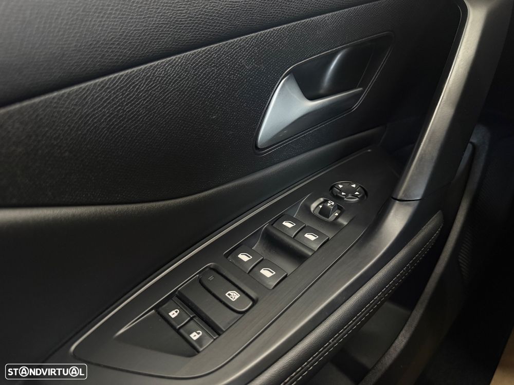 Peugeot 308 1.6 Hybrid Allure Pack e-EAT8 - 33