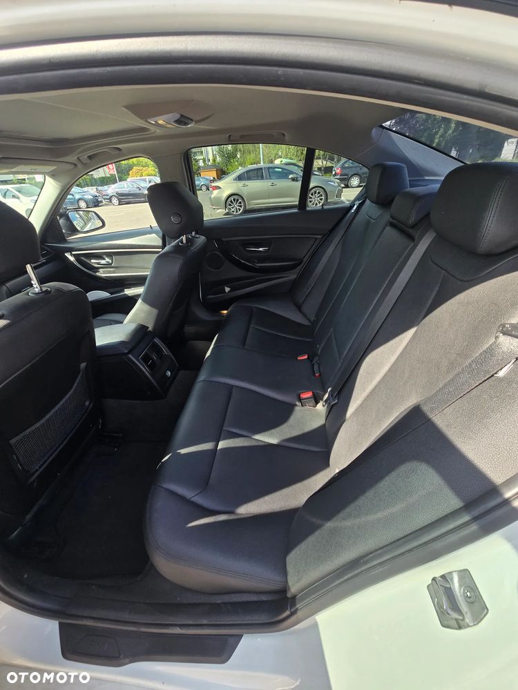 BMW Seria 3 320i xDrive - 14