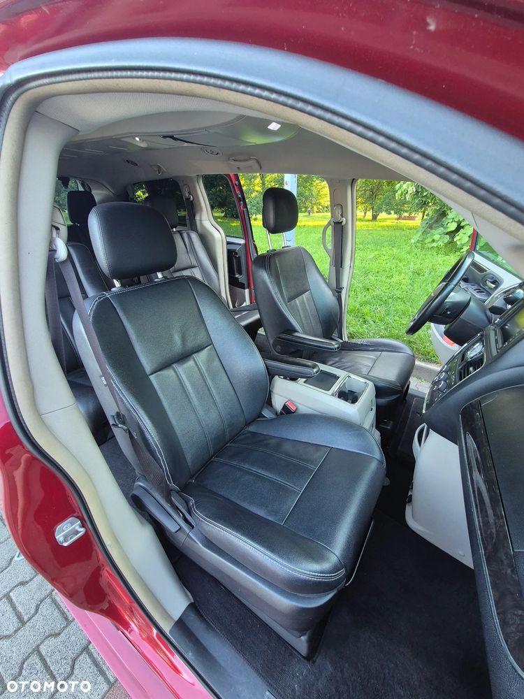 Chrysler Town & Country - 12