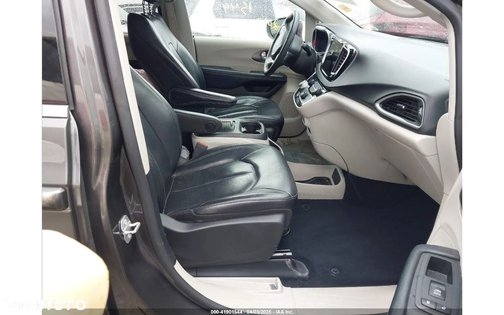 Chrysler Pacifica - 11