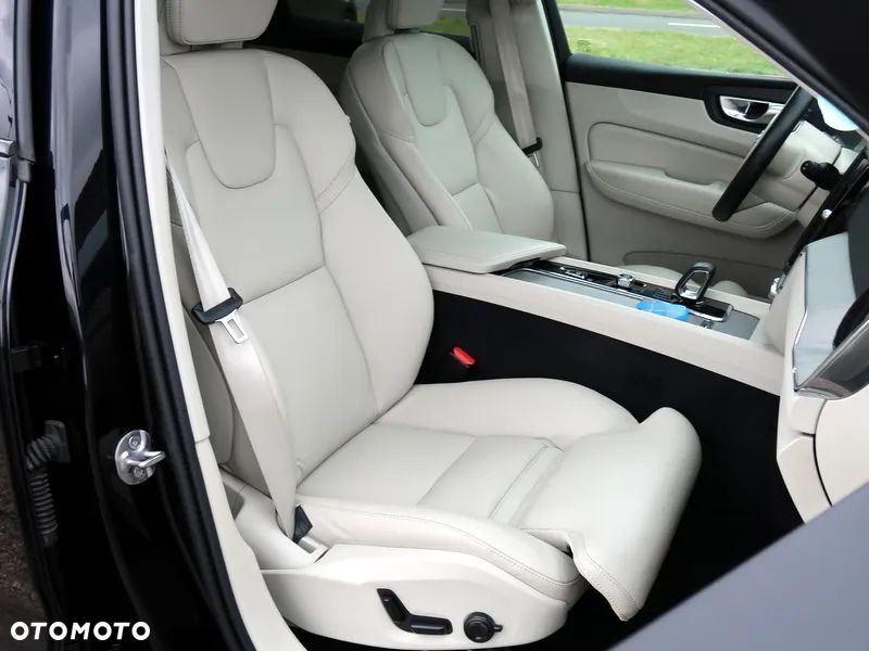Volvo XC 60 B5 B AWD Plus Dark - 17