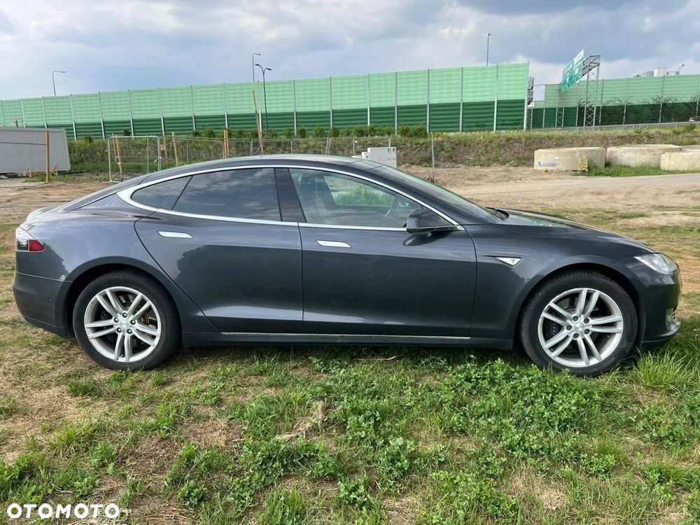 Tesla Model S 85 D - 16