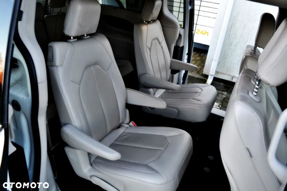 Chrysler Pacifica - 23