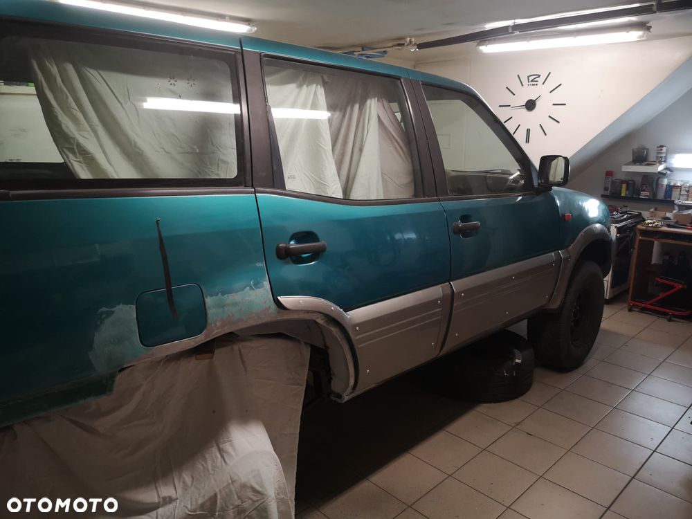 Nissan Terrano 2.4 SR - 13