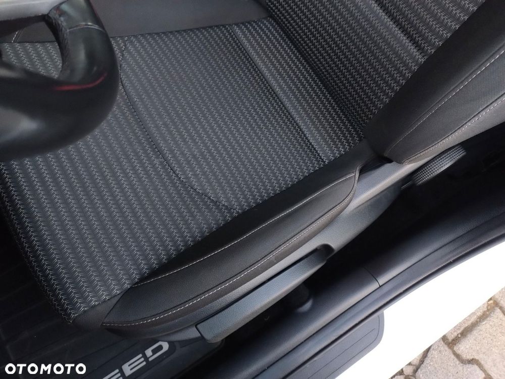 Kia Ceed - 12