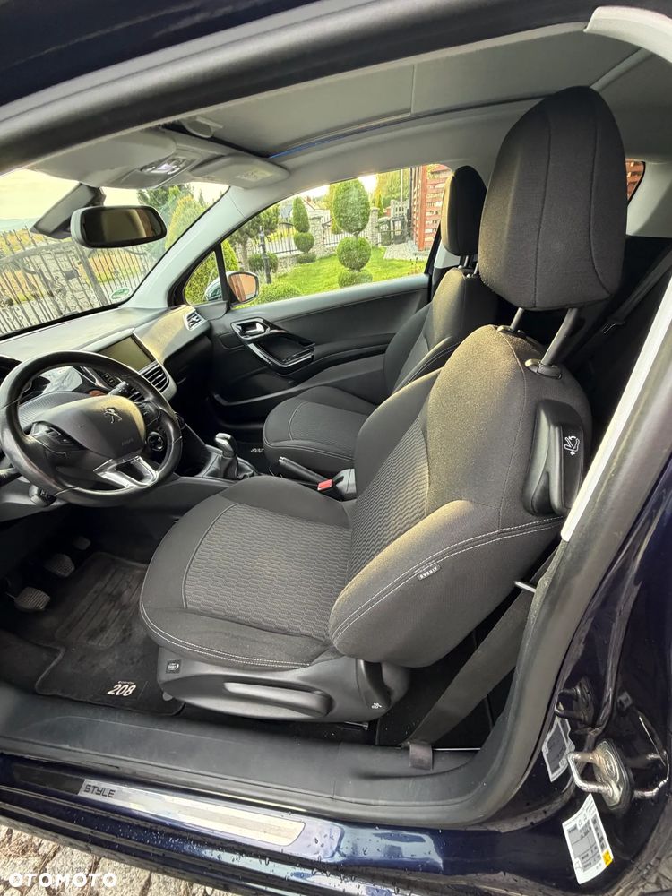 Peugeot 208 - 8