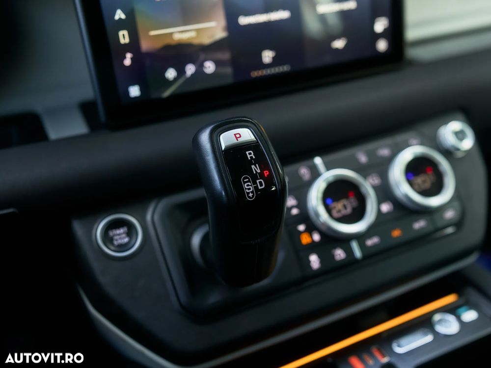 Land Rover Defender 110 2.0L D240 S - 24