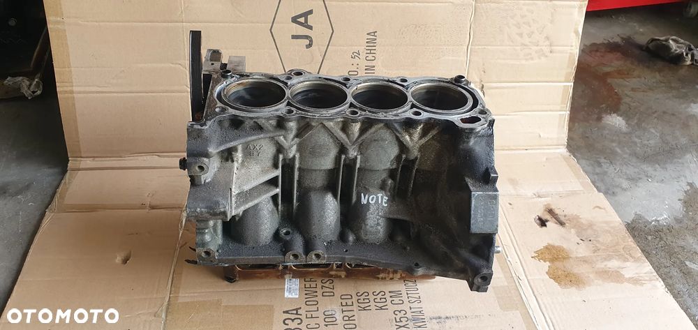 Silnik blok silnika dół słupek Nissan Note E11 1.4 16V CR14 - 2