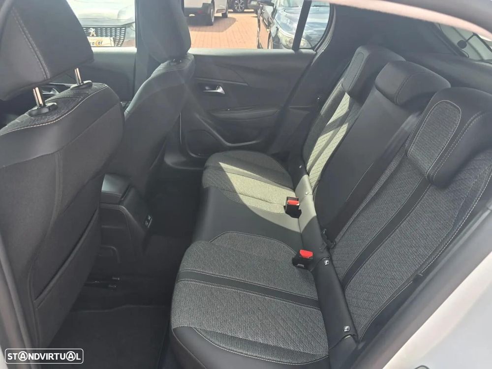 Peugeot 208 - 12