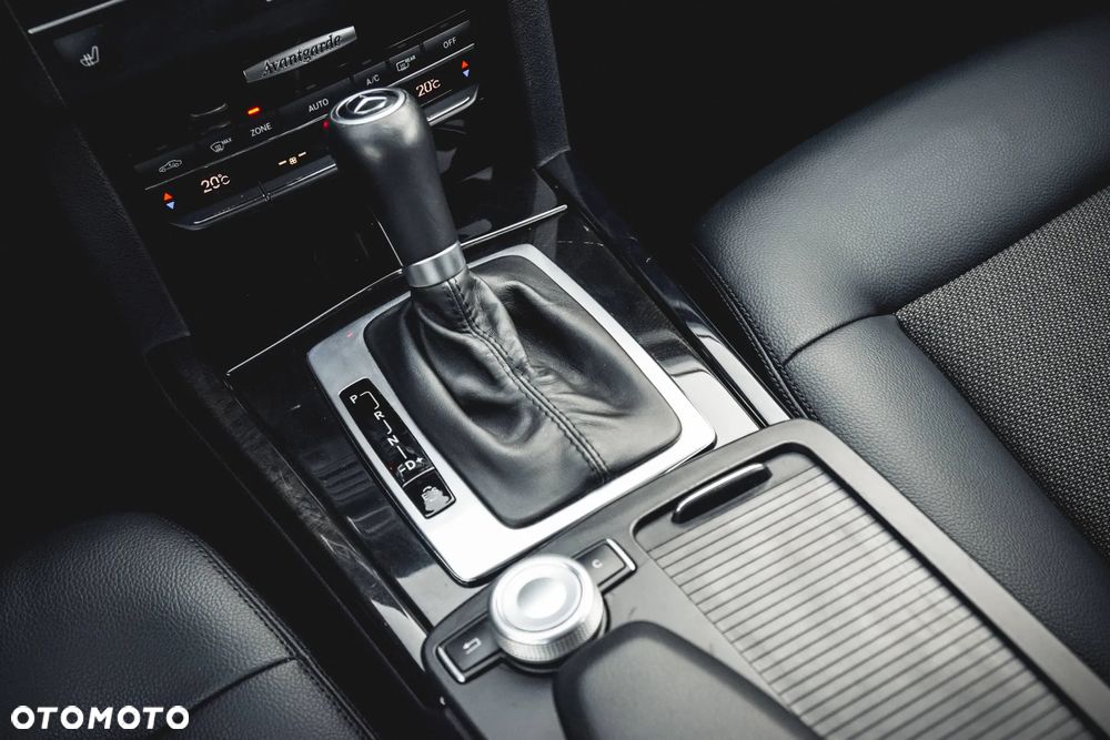 Mercedes-Benz Klasa E 200 CGI BlueEFFICIENCY 7G-TRONIC Avantgarde - 34