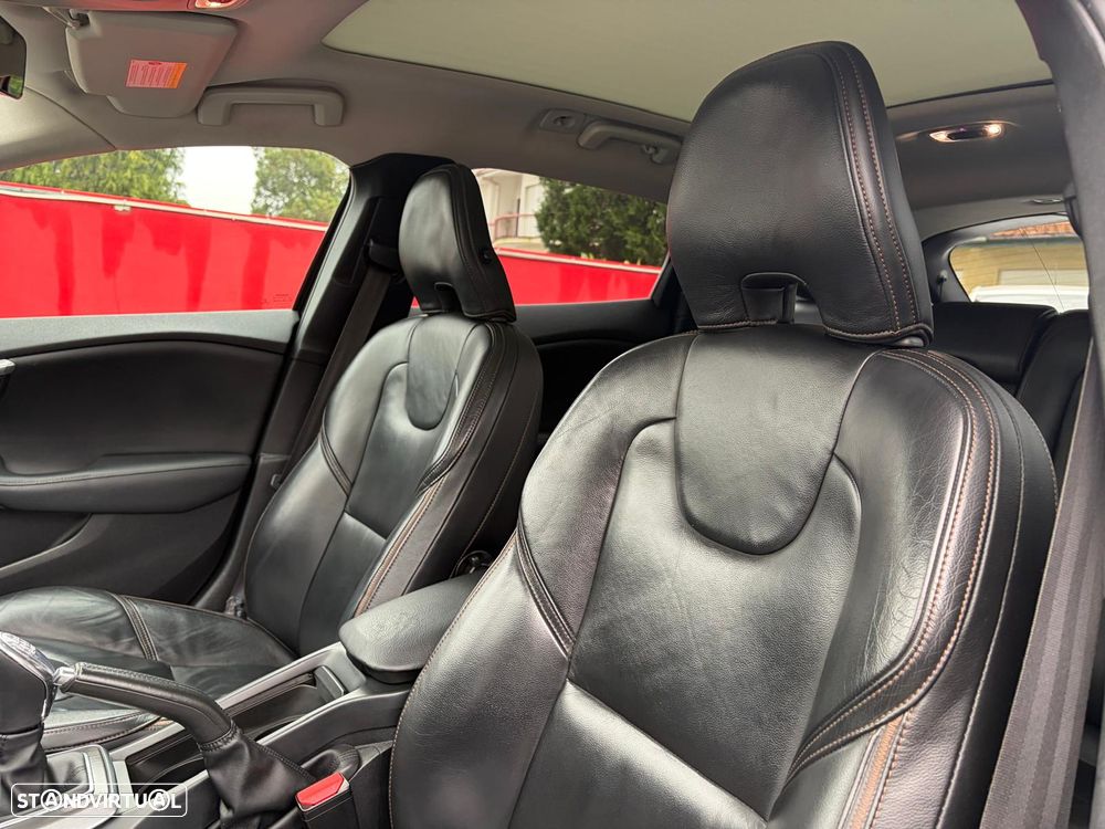 Volvo V40 Cross Country D2 Momentum - 24