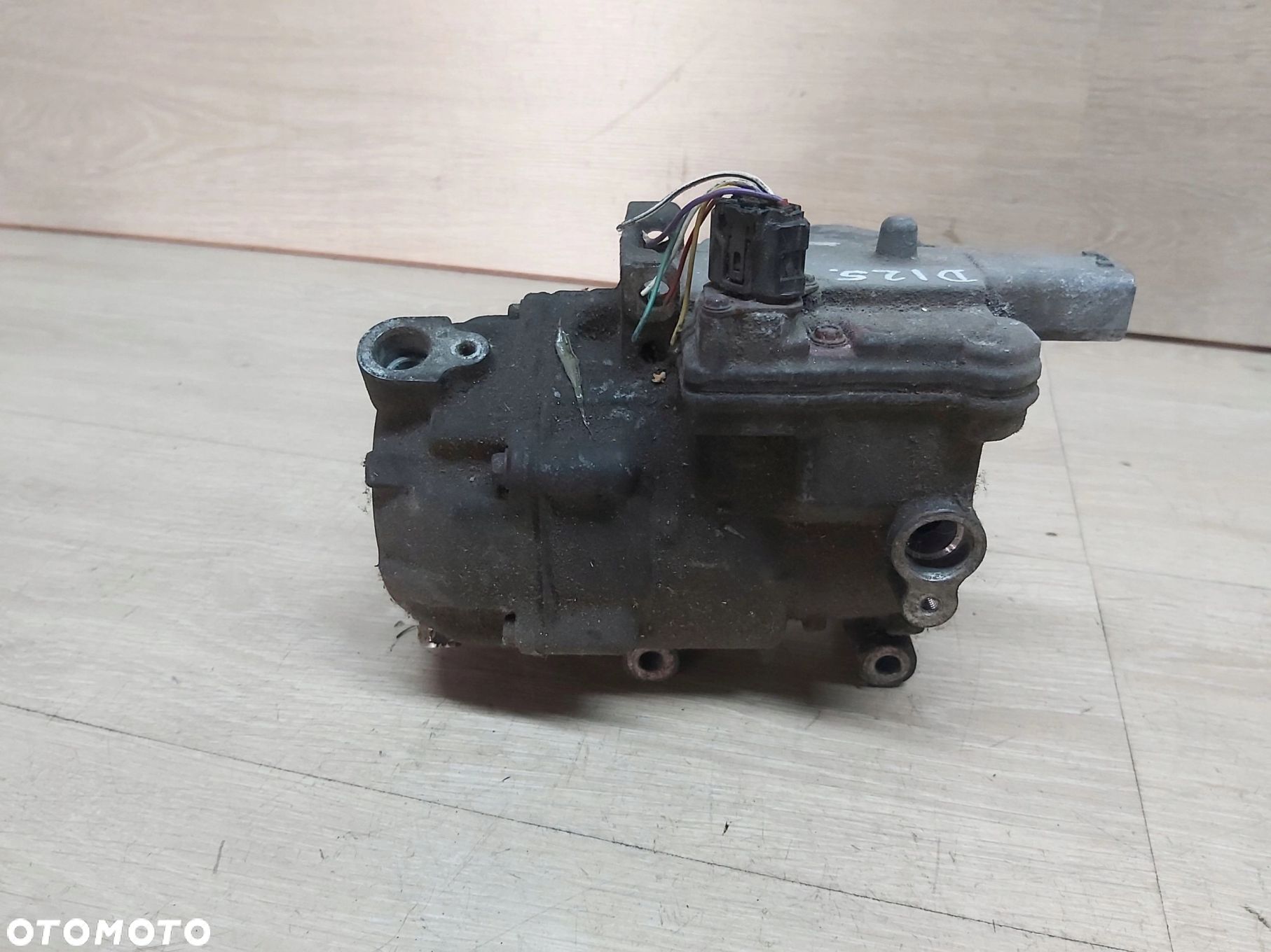 Toyota Prius III sprężarka klimatyzacji kompresor 042200-0212 - 1