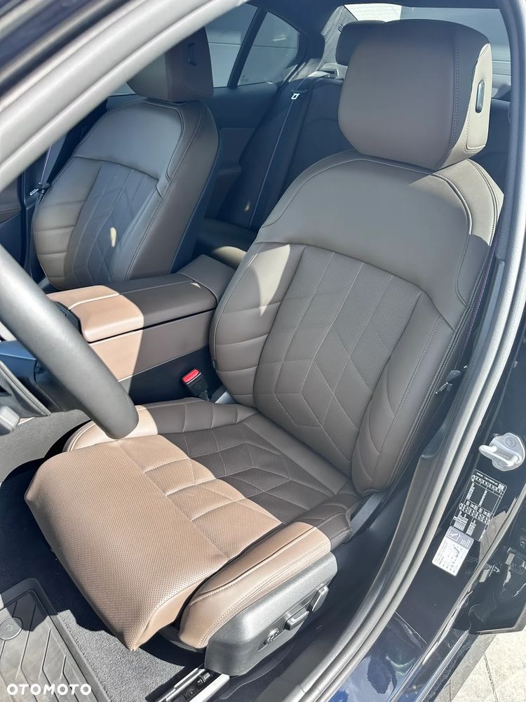 BMW Seria 5 M550i xDrive - 13