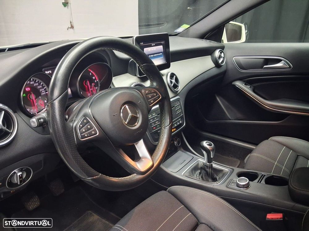 Mercedes-Benz GLA 180 d Urban - 9