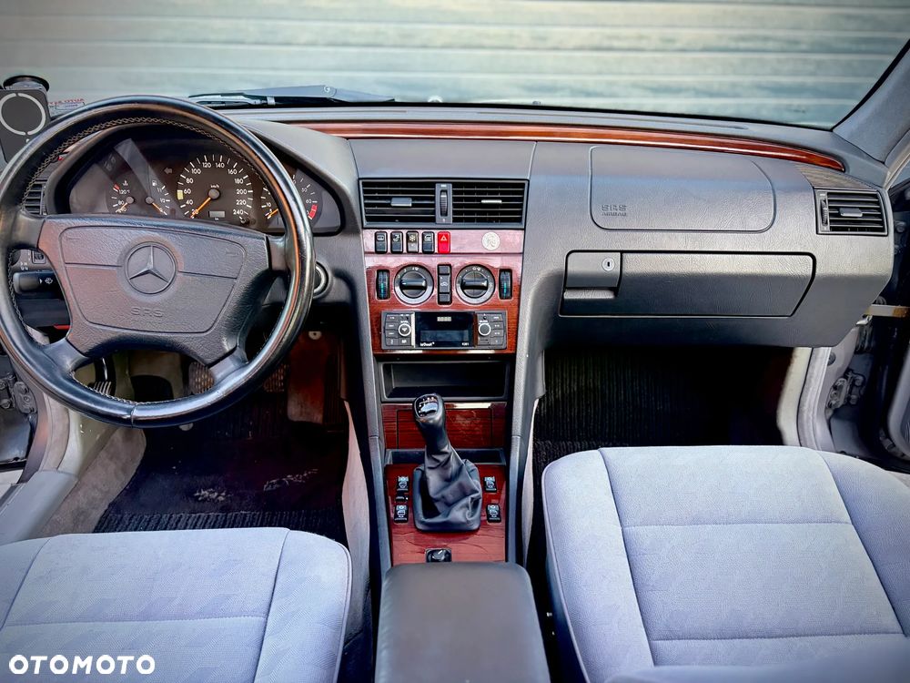 Mercedes-Benz Klasa C 180 T Elegance - 16