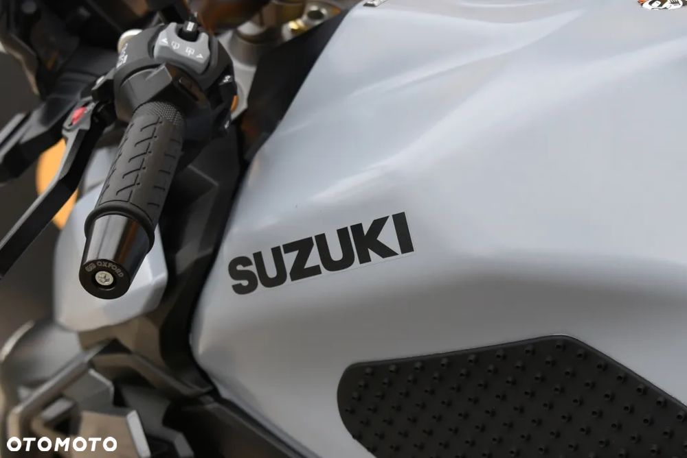 Suzuki GSX - 22
