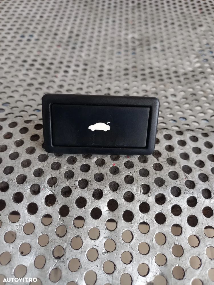 Buton Inchidere Portbagaj Soft Close Haion Hayon Audi A8 4H D4 An 2010-2011-2012-2013-2014-2015-2016-2017 Dezmembrez Audi A8 4H D4 3.0 Tdi Quattro Motor CDT Cutie MXU Volan Stanga - Dezmembrari Arad - 3