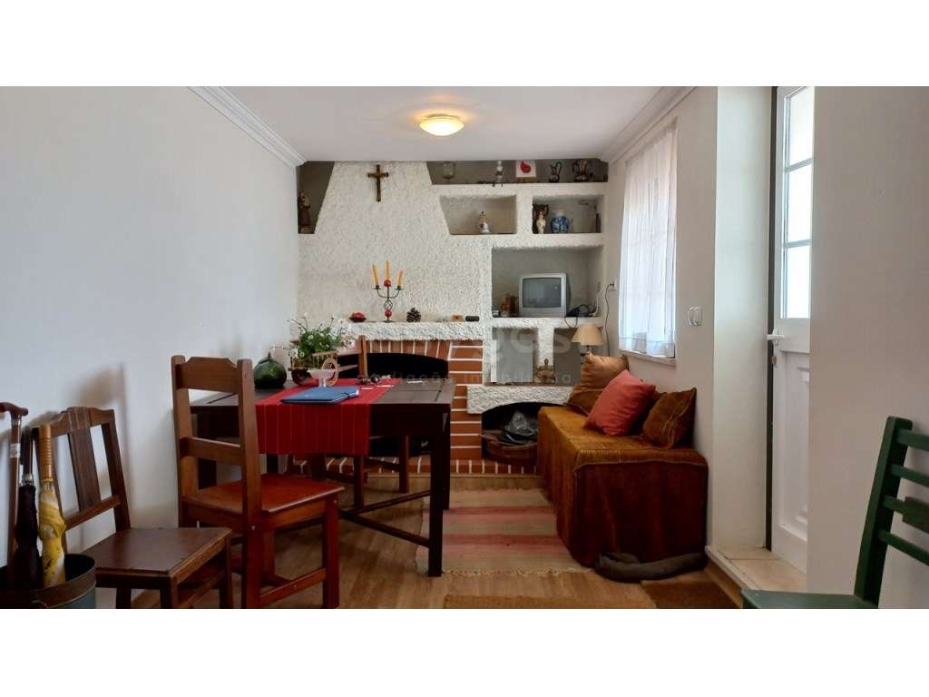 Moradia com Garagem, Terraço e Anexos em Pernes - Grande imagem: 2/20