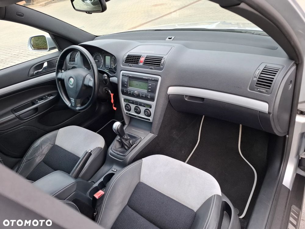Skoda Octavia 2.0 TDI CR DPF RS - 27