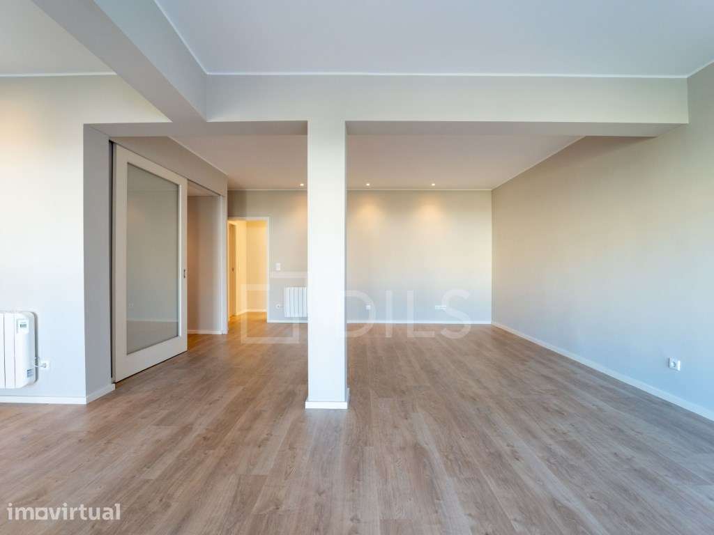 Apartamento T2 Renovado com Garagem junto à Boavista - Grande imagem: 2/25