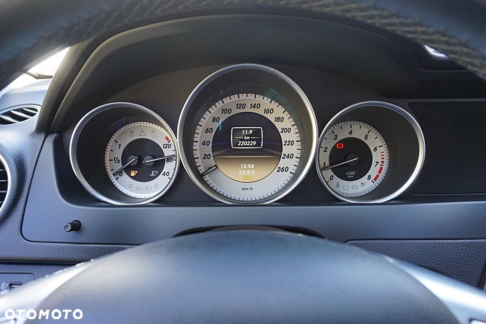 Mercedes-Benz Klasa C 180 BlueEFFICIENCY Elegance - 26