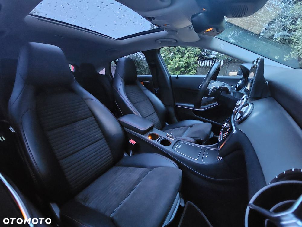 Mercedes-Benz CLA 220 4-Matic AMG Line - 10