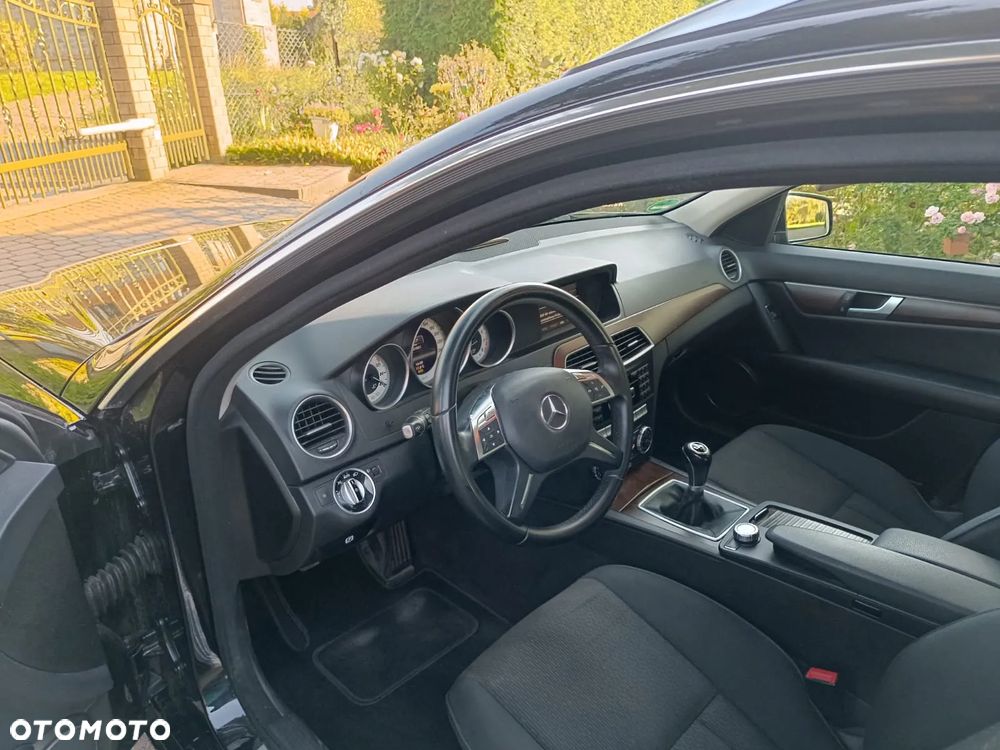 Mercedes-Benz Klasa C 180 CGI BlueEff Elegance - 4