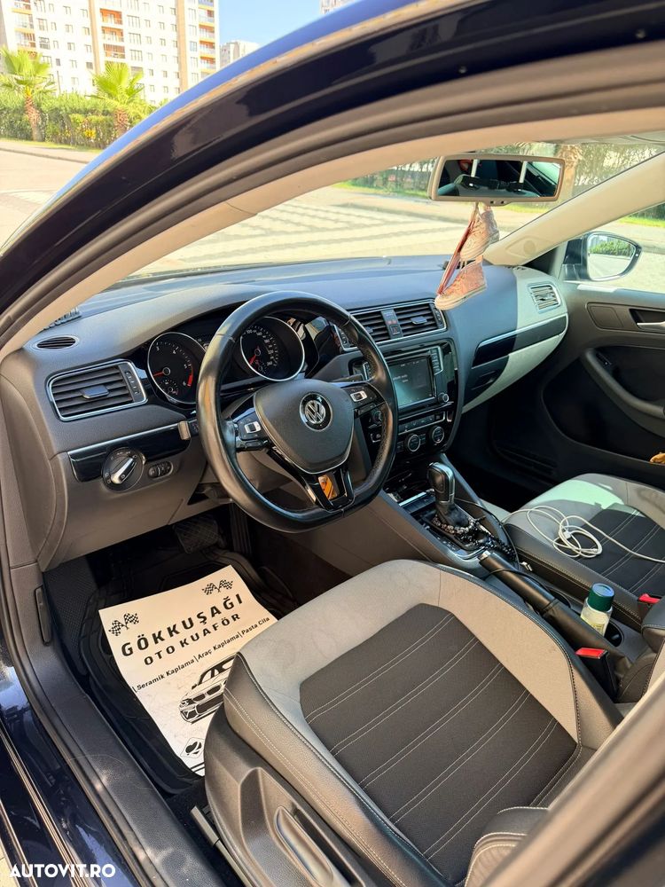 Volkswagen Jetta 2.0 TDI DSG Highline - 4