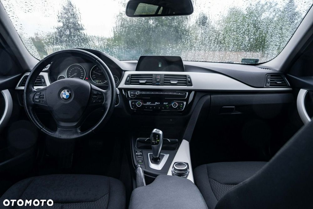 BMW Seria 3 320d xDrive - 16