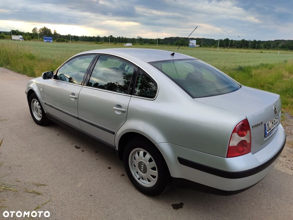 Volkswagen Passat 1.6 - 4
