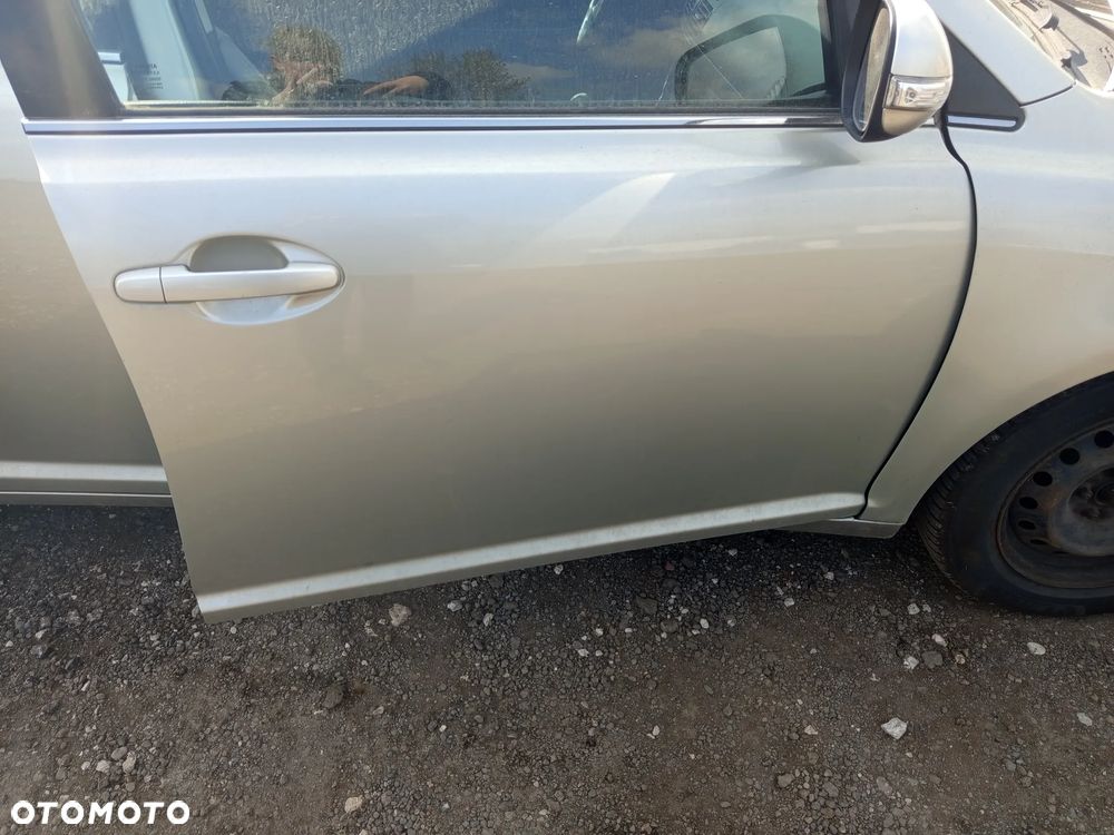 Toyota Avensis T25 lift Drzwi prawy przód 1C0 - 3