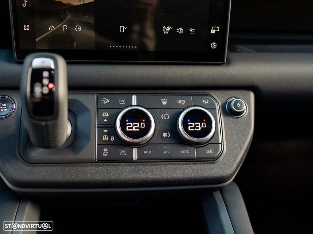 Land Rover Defender 2.0 P300e 110 AWD X-Dynamic SE - 35