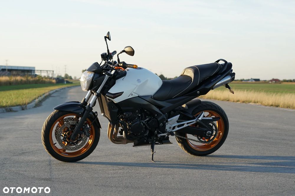 Suzuki GSR - 4