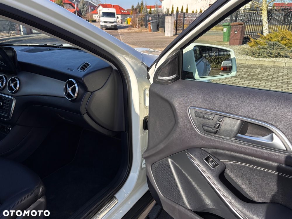 Mercedes-Benz GLA 250 4Matic 7G-DCT AMG Line - 14
