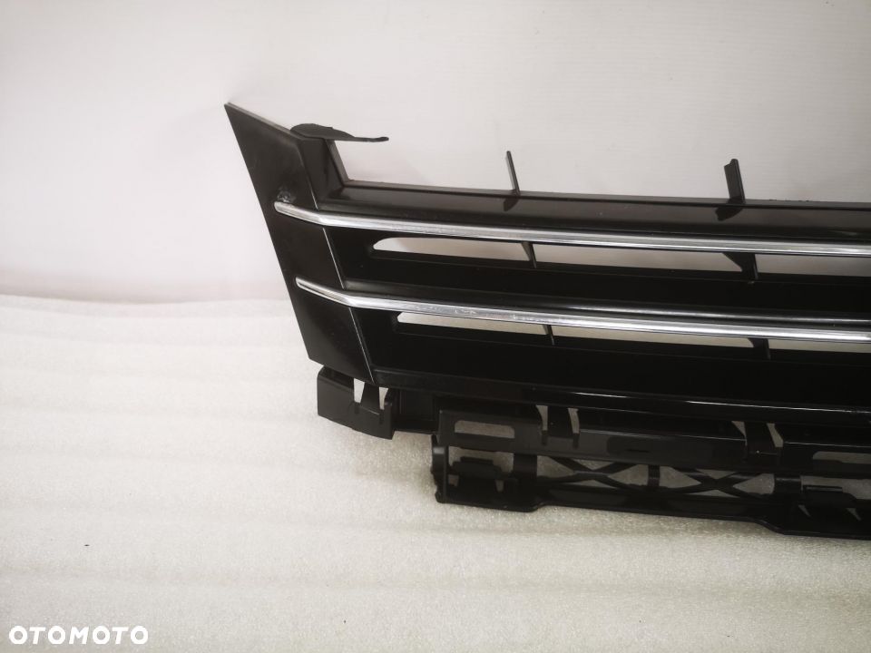 VW CADDY / TOURAN 10-14 ATRAPA PRZÓD / GRILL NR 2K5853651 1T0853651BQ 1T0853653L NR AUKCJI NG434 - 3