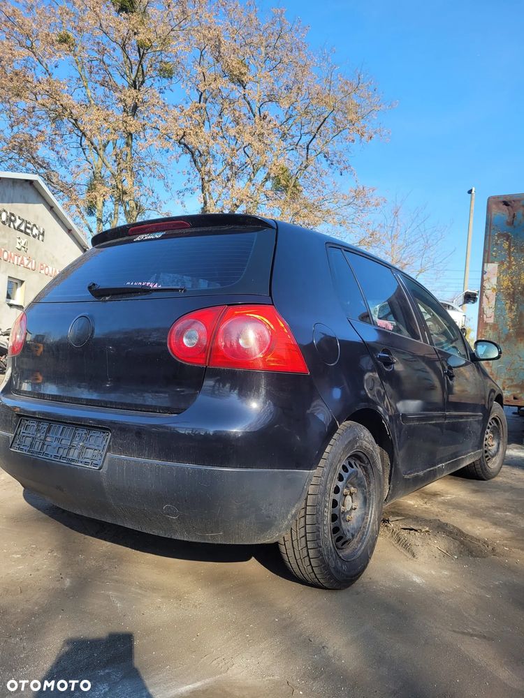 Części- Posiadamy na sprzedaż części z pojazdu:   Volkswagen golf Pojemność: 1595  Moc: 75kW  Rok: 2005  Benzyna kod lakieru LC9Z - 4