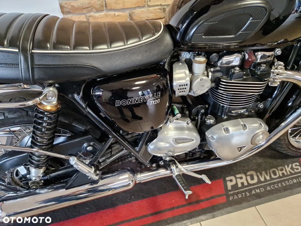 Triumph Bonneville - 24