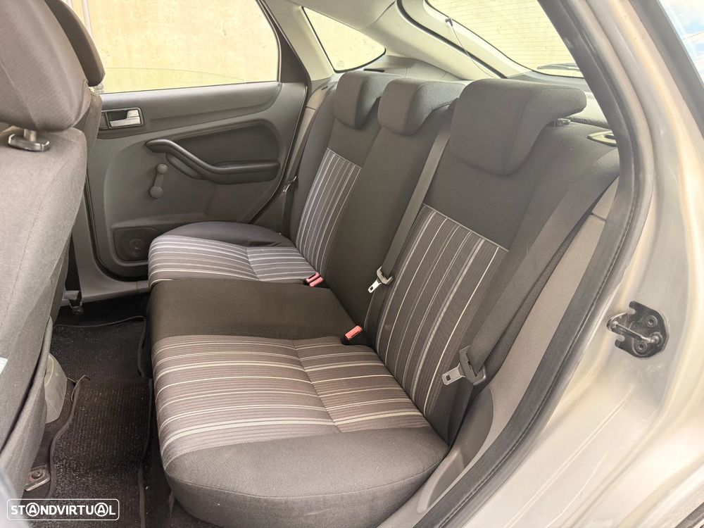 Ford Focus 1.6 Trend - 23