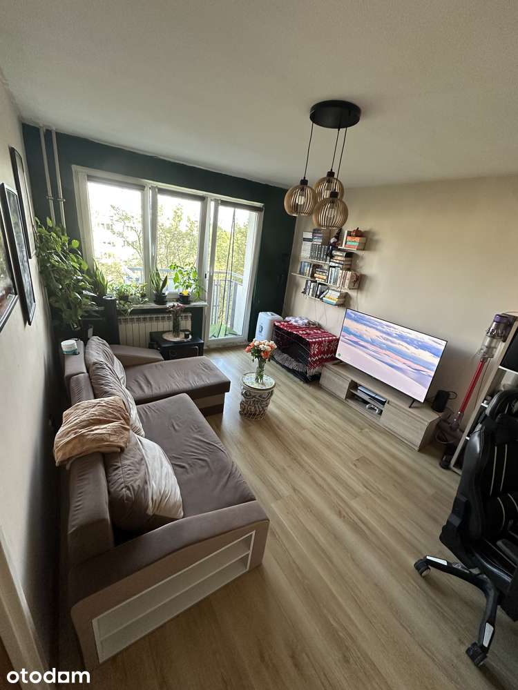 32m kawalerka z oddzielną kuchnią i balkonem