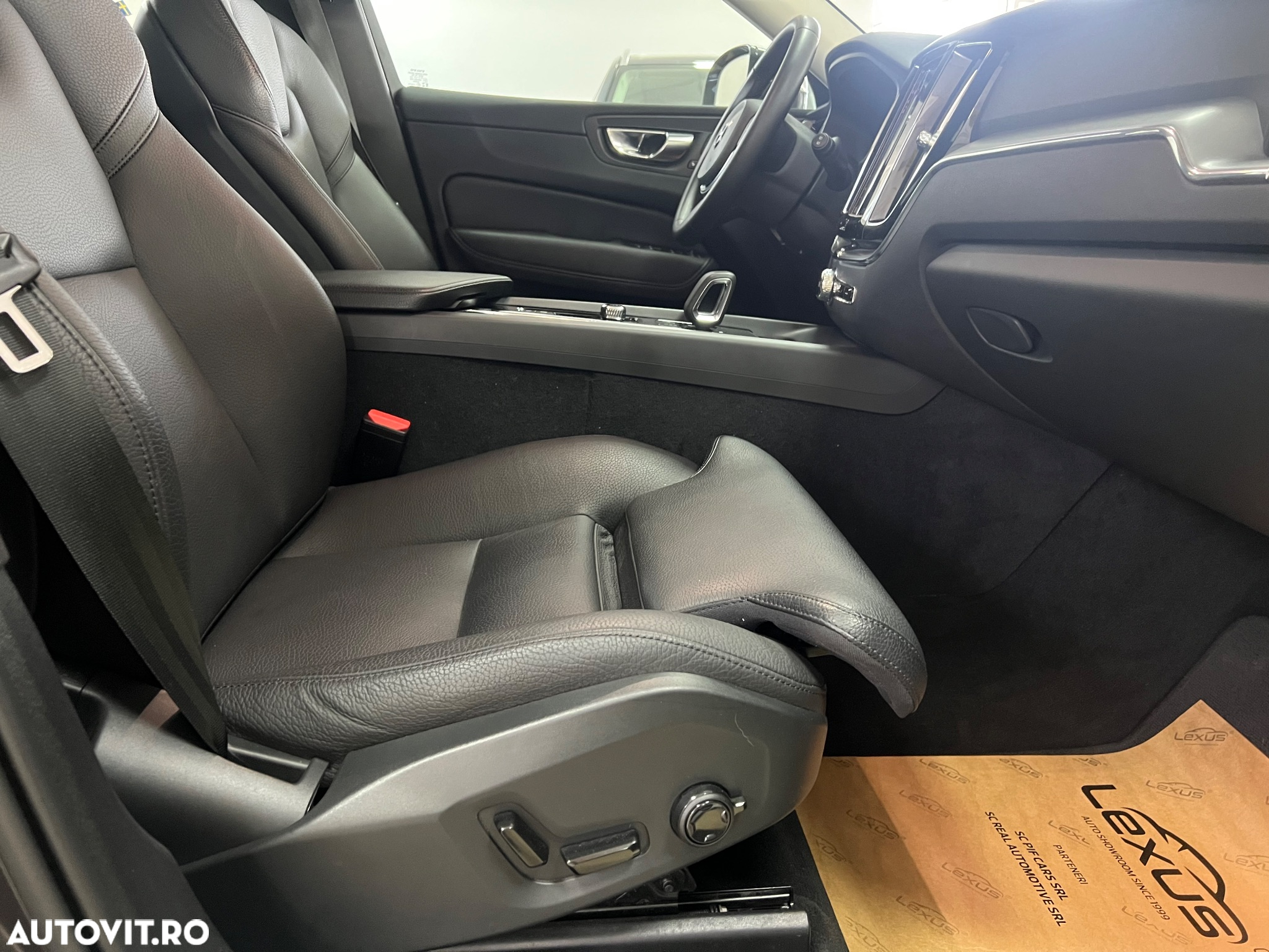 Volvo XC 60 B4 MHEV AT8 AWD Momentum Pro - 4