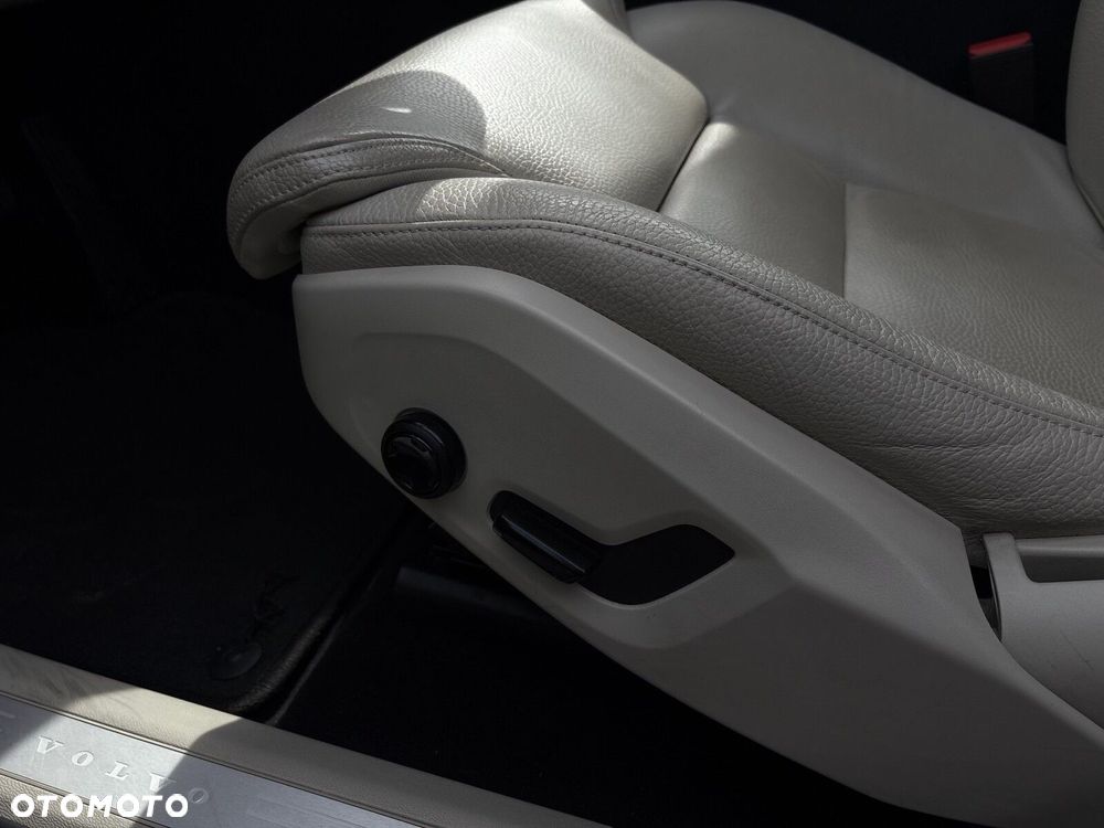 Volvo XC 60 B4 D Momentum - 11