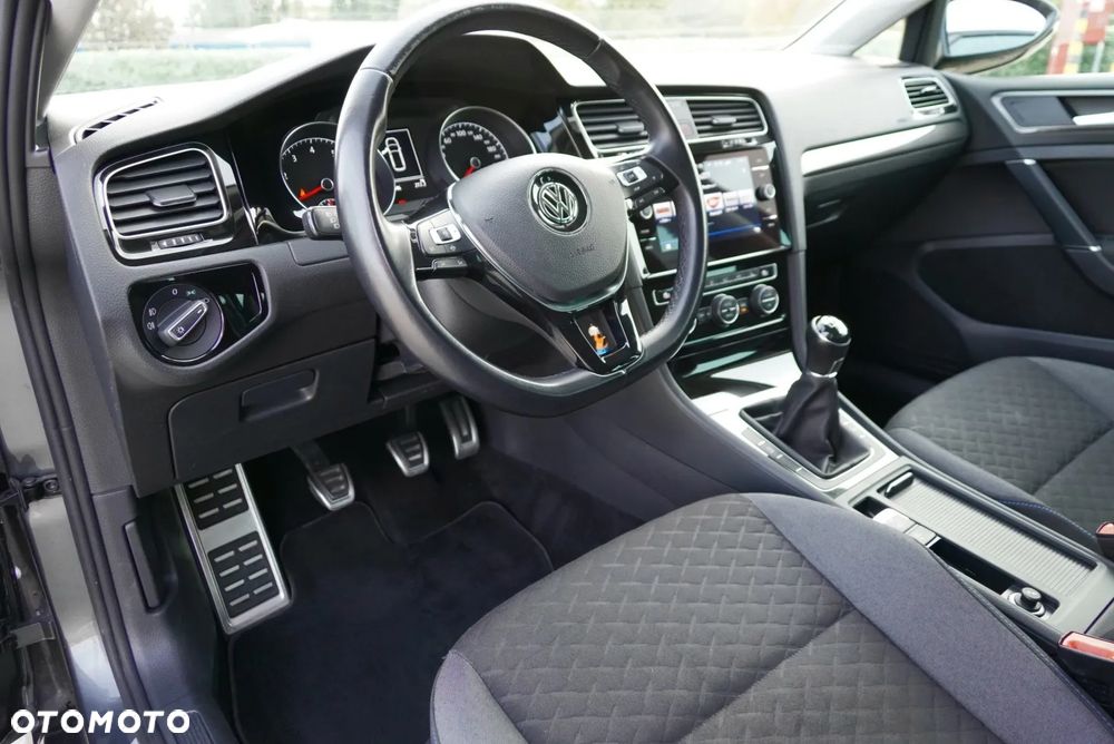 Volkswagen Golf - 33