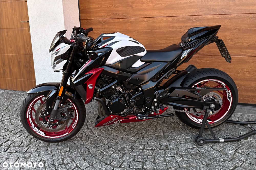 Suzuki GSX - 19