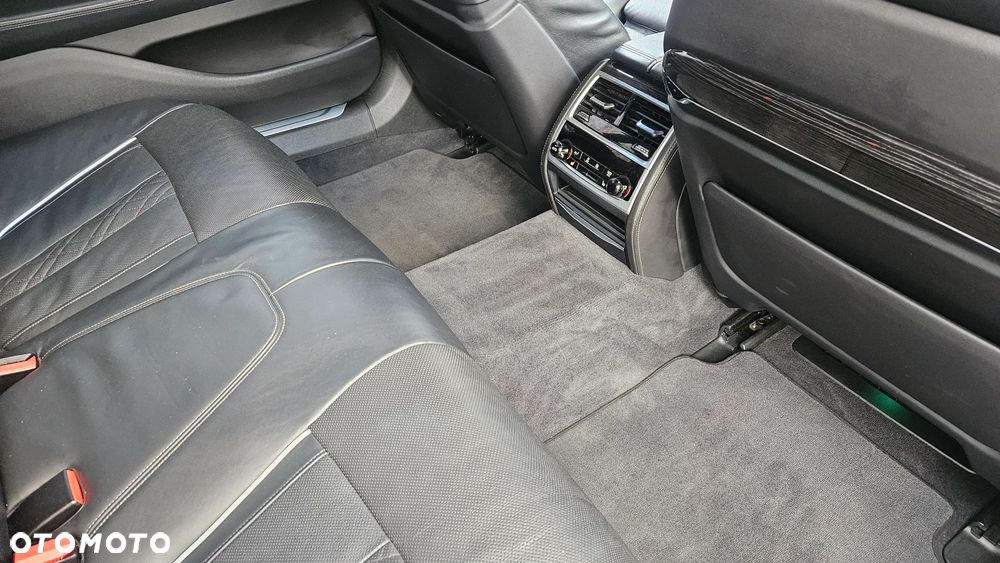 BMW Seria 7 750i xDrive - 16