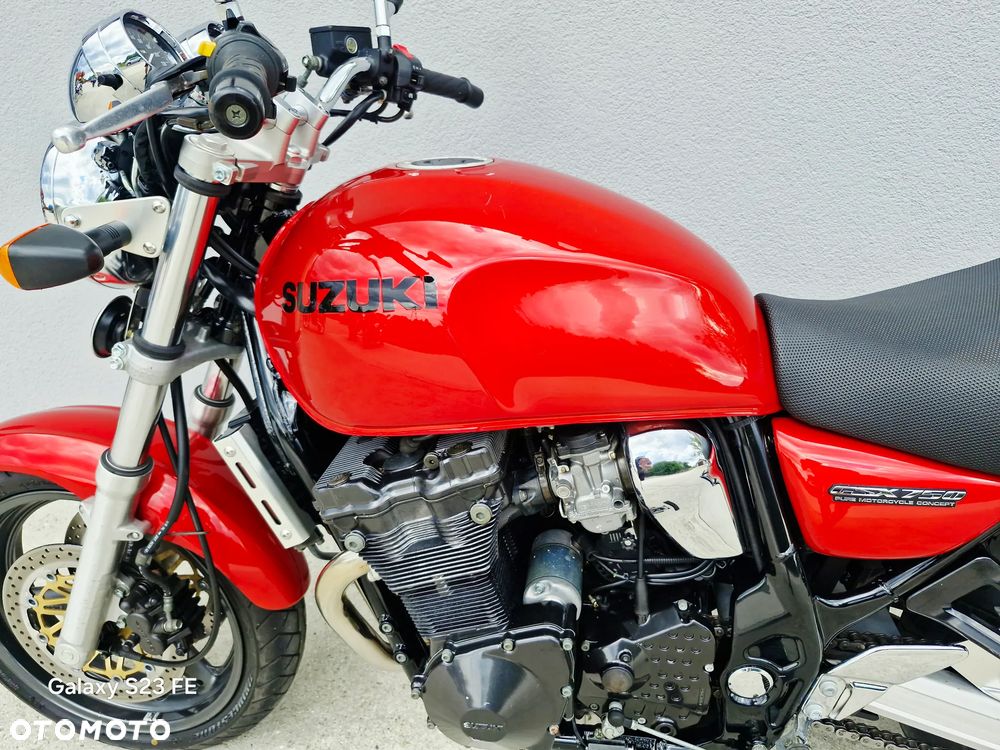 Suzuki GSX - 16