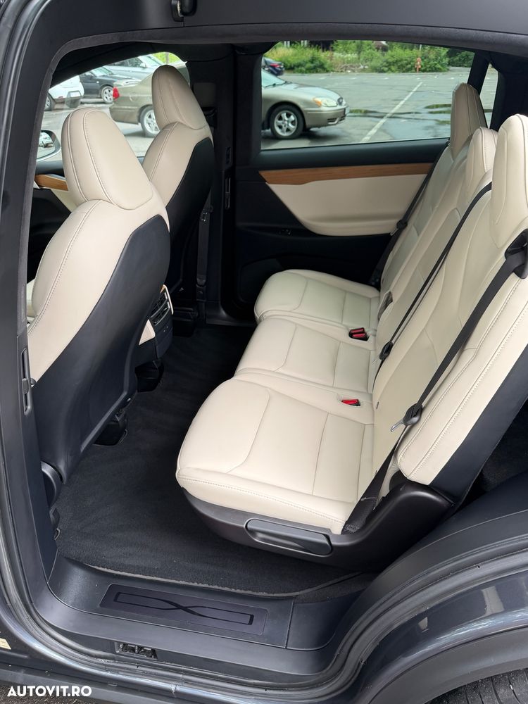 Tesla Model X - 12