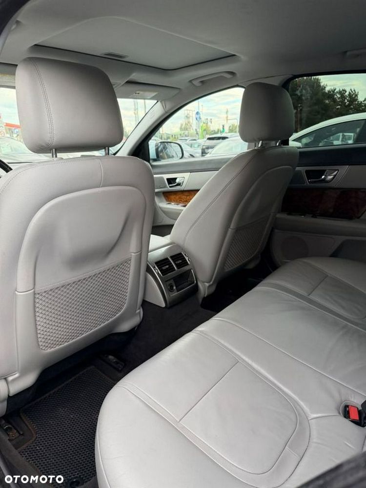 Jaguar XF 2.0 T Premium Luxury - 27