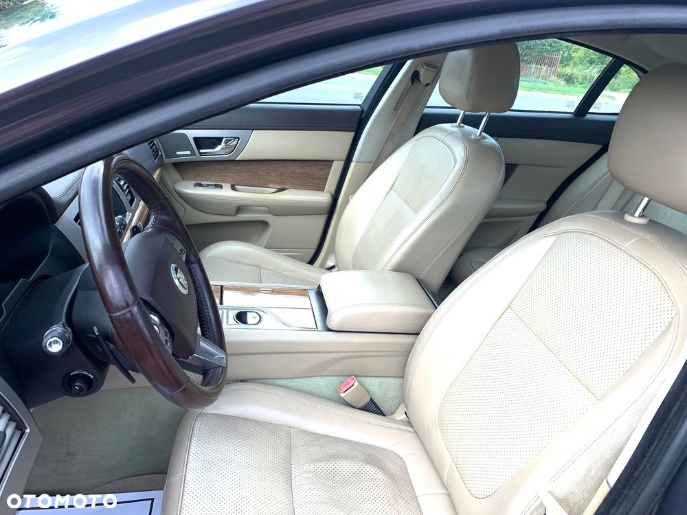 Jaguar XF 2.7 V6 Premium Luxury - 29