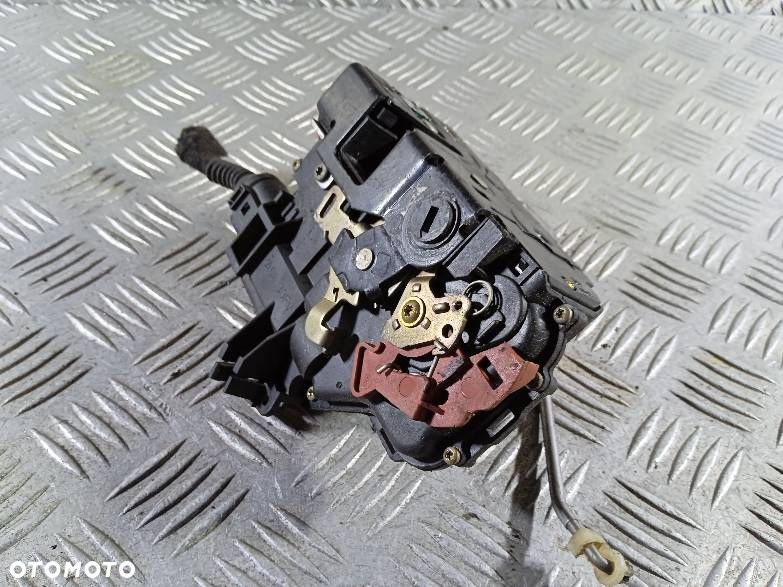 ZAMEK DRZWI LEWY TYLNY AUDI A4 B6 - 2